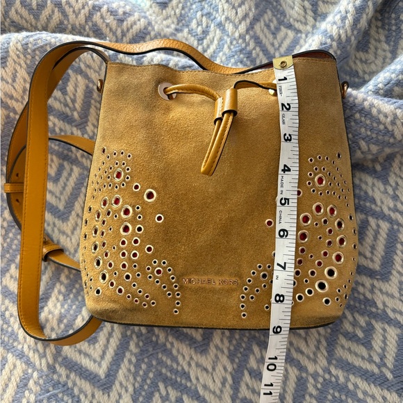 Michael Kors Gold Eyelet Shoulder Bag Suede Leather Chic Fun Spring Retro Cool - Picture 5 of 7